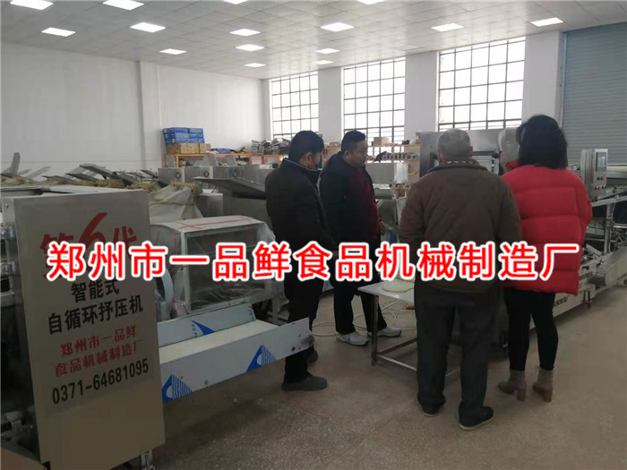 广州的老客户考察大型揉压机(图2)