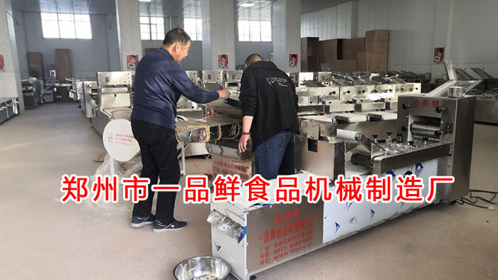 师傅演示机器操作