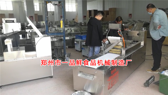 师傅演示设备操作
