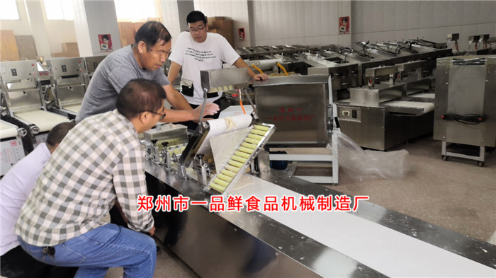 师傅讲解设备操作