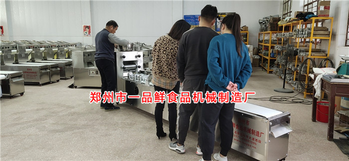 客户烩面机现场调试