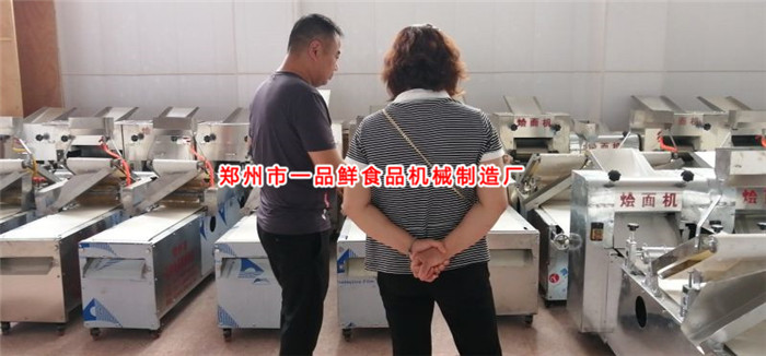 客户在一品鲜设备展厅