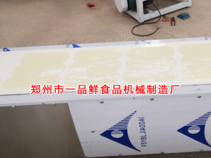 按客户要求调试设备生产出的烩面片