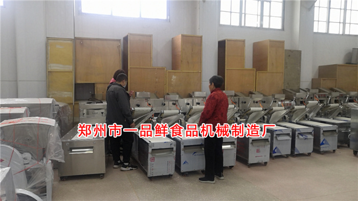 客户在一品鲜设备展厅