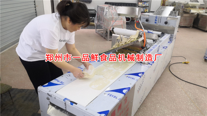 工作人员对客户订购设备进行调试生产